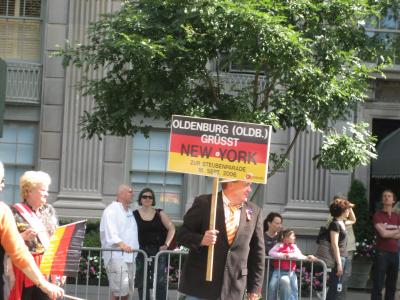 ...und wir werden extra mit einer deutschen Parade begruesst.